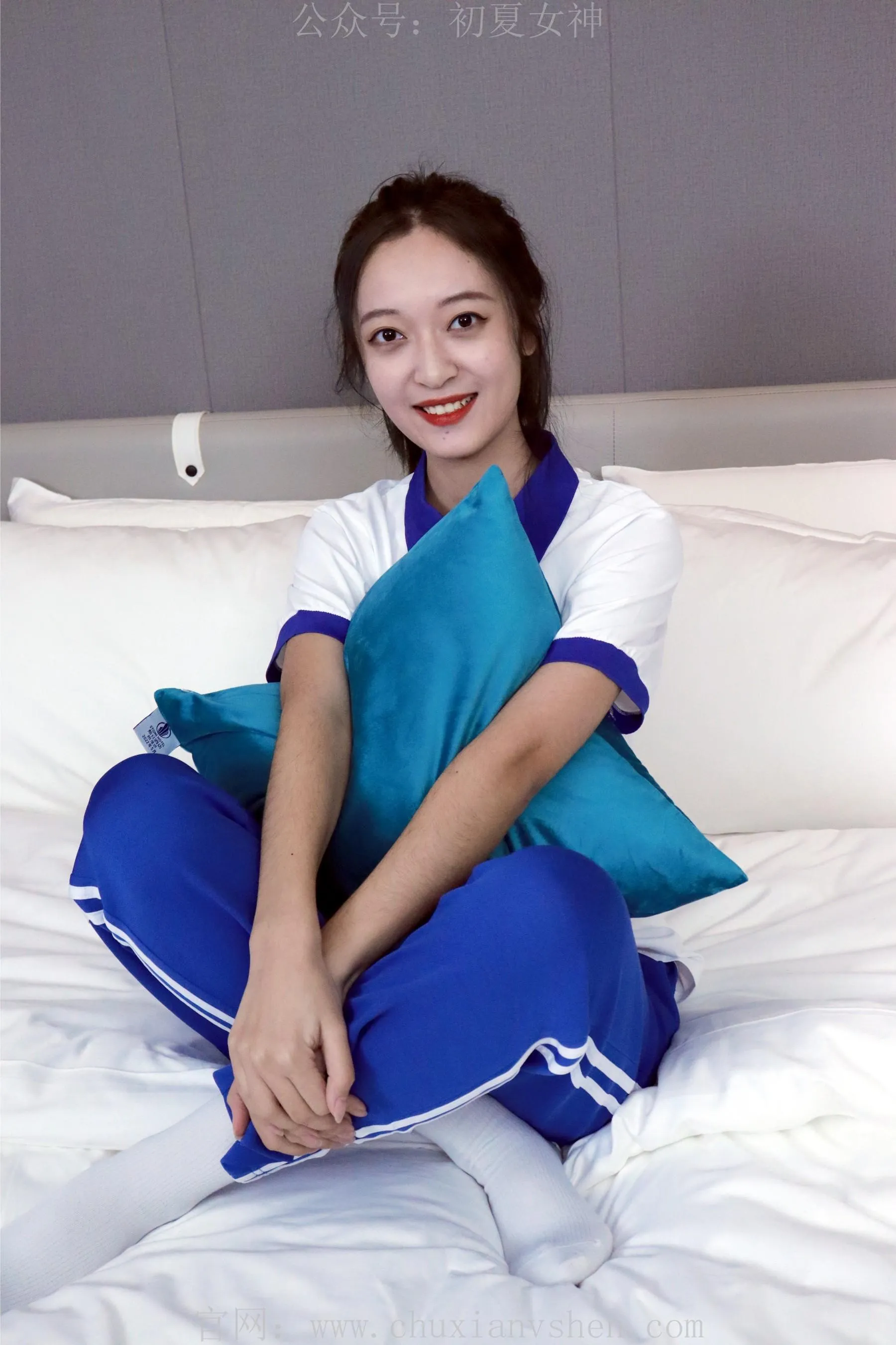 初夏女神 NO.001 依依校服搭配37码运动鞋拍摄 [126P]插图2
